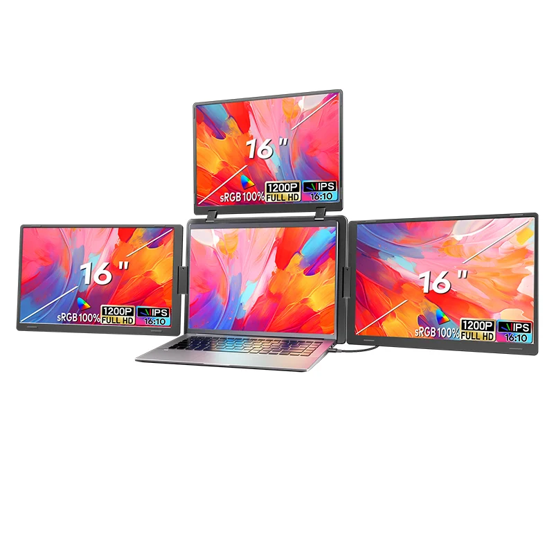 Dockup Triple Pro på pulten bak en laptop — fire skjermer totalt