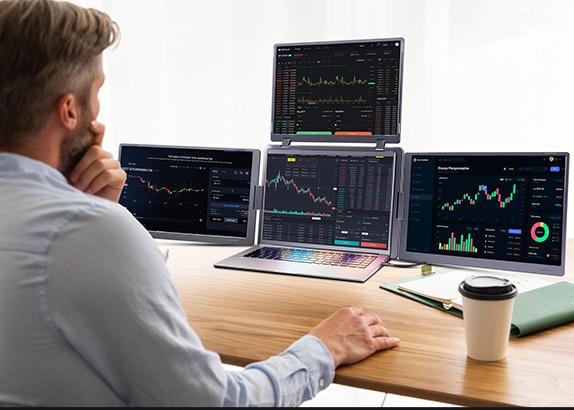Dockup Triple Pro i bruk med fire skjermer fulle av finansdata